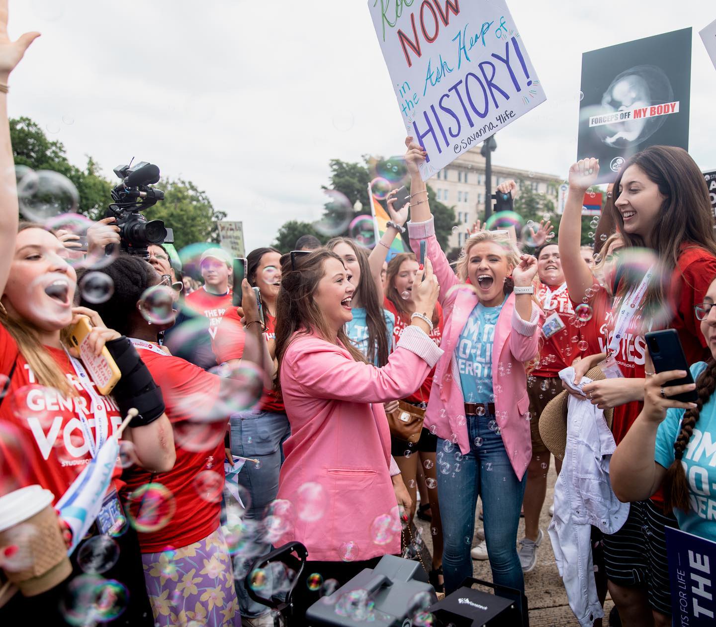 最高法院前支持反墮胎的學生大聲歡呼。(圖／翻攝自FB@Students for Life of America）